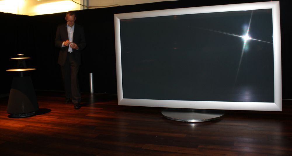 div class="billede"><img alt="A day with BeoVision4-103"></div>A day with the 103-inch BeoVision 4-103 FlatpanelsHD